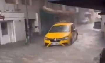 Stuhia që e goditi Turqinë perëndimore shkaktoi përmbytje në Izmir
