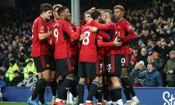 Манчестер јунајтед победи на пет од последните шест натпревари во Премиер лигата и дојде на само шест бода до лидерот Арсенал