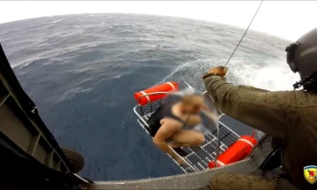 Vazhdon aksioni i shpëtimit për gjetjen e 12 marinarëve të zhdukur në anijen e fundosur të mallrave në ishullin grek Lezbos