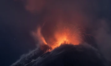 Etna në Itali hodhi sërish hi dhe llavë