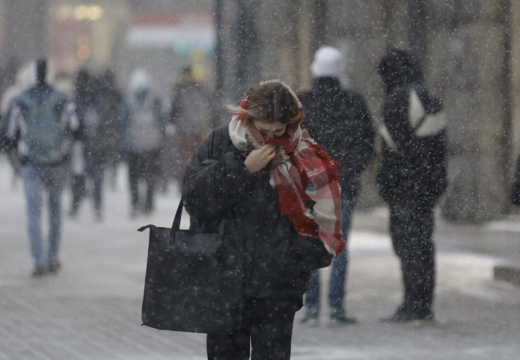 Најмалку десет лица загинаа во зимските бури во Украина