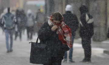 Најмалку десет лица загинаа во зимските бури во Украина