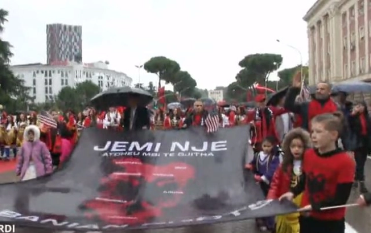 За првпат сеалбанска парада во Тирана по повод Денот на независноста