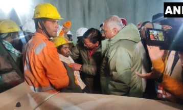 Извлечени првите 15 работници од урнатиот сообраќаен тунел во северниот дел на Индија