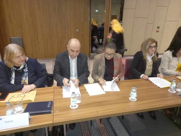 Општините Делчево и Берово потпишаа договор за изведување на воспитна и згрижувачка дејност на дечиња Роми