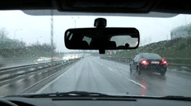 Сообраќајот по претежно влажни коловози, снежни врнежи на превојот Стража и во Крушево