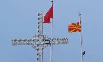 Приведен жител од Мала Речица, осомничен дека поставил знаме на Албанија на манастирот на Попова Шапка