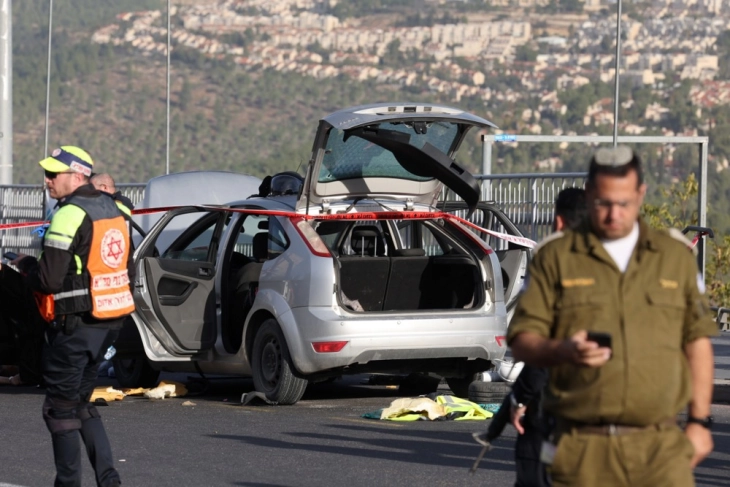 Dy sulmues dhe dy civilë janë vrarë në një sulm terrorist në Jerusalem, tetë janë plagosur