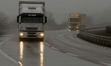 Сообраќајот на државните патишта се одвива тековно во зимски услови