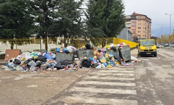 Три дена не се собира сметот од контејнерите во Тетово-продолжува штрајкот на комуналните работници поради неисплатени плати и придонеси