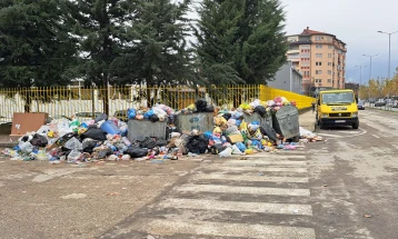 Tri ditë nuk janë pastruar mbeturinat nga kontejnerët në Tetovë - vazhdon greva e punonjësve komunalë për shkak të mospagesës së pagave dhe kontributeve