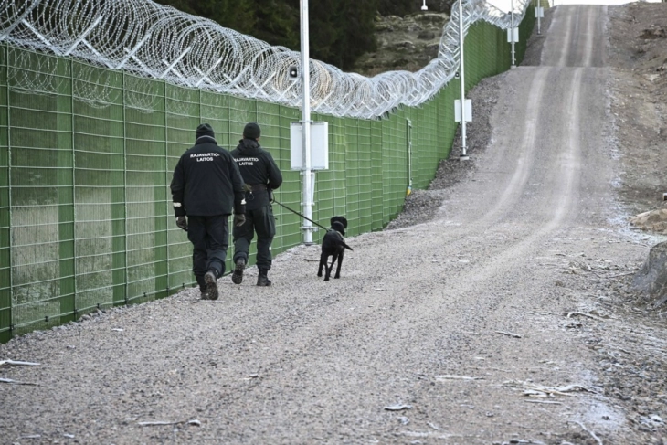 Финска постави двојна ограда на границата со Русија, сите премини се затворени