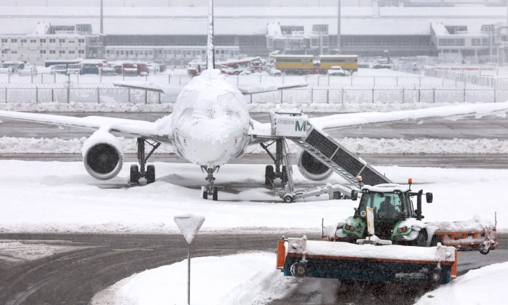 Аеродромот во Минхен ги обновува летовите, железничкиот сообраќај во Баварија се уште во прекин поради снегот