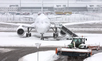 Aeroporti i Mynihut rifillon fluturimet, qarkullimi hekurudhor në Bavari është ende në ndërprerje për shkak të borës