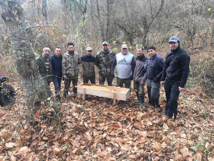 Дебарските ловџии поставија 120 дрвени хранителки за прихрана на мечки и друг дивеч