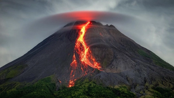 Во ерупција на вулканот Мерапи  во Индонезија загинаа 11 лица