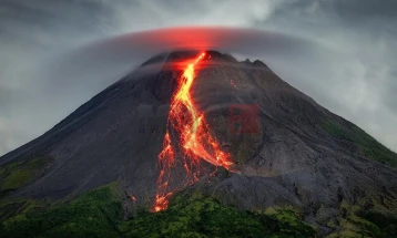 Nga shpërthimi i vullkanit Merapi në Indonezi jetën e kanë humbur 11 persona