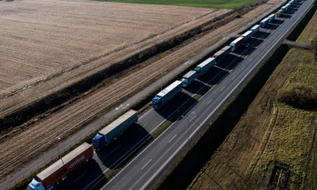 Është hapur vendkalim i ri kufitar për kamionë në kufirin mes Ukrainës dhe Polonisë
