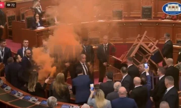 Përsëri kaos në Parlamentin e Shqipërisë