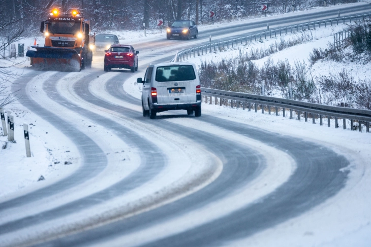 Најмалку четири лица загинаа во сообраќајни несреќи во Германија предизвикани од снег и мраз
