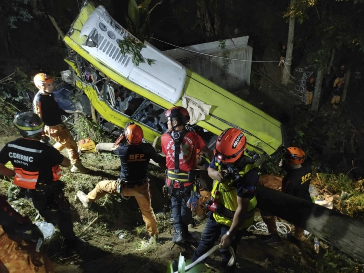 Bus accident in 'killer curve' in Philippines leaves 17 dead