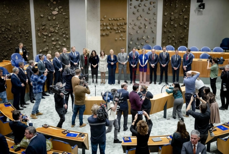 Пратениците во новиот холандски парламент ќе положат заклетва