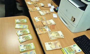 Drejtoria Doganore: Sekuestrohen 50.600 euro të padeklaruara në Aeroportin e Shkupit