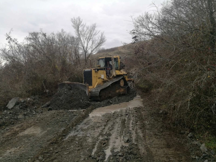 Почна пробивање на пат во кумановското село Зубовце