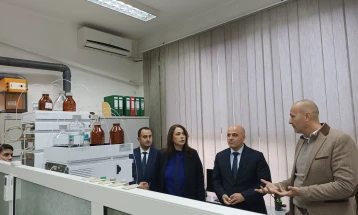 Shaqiri: Po investojmë në shkencë dhe hulumtime, mbi 23 milionë denarë për pajisje laboratorike në Fakultetin e Farmacisë