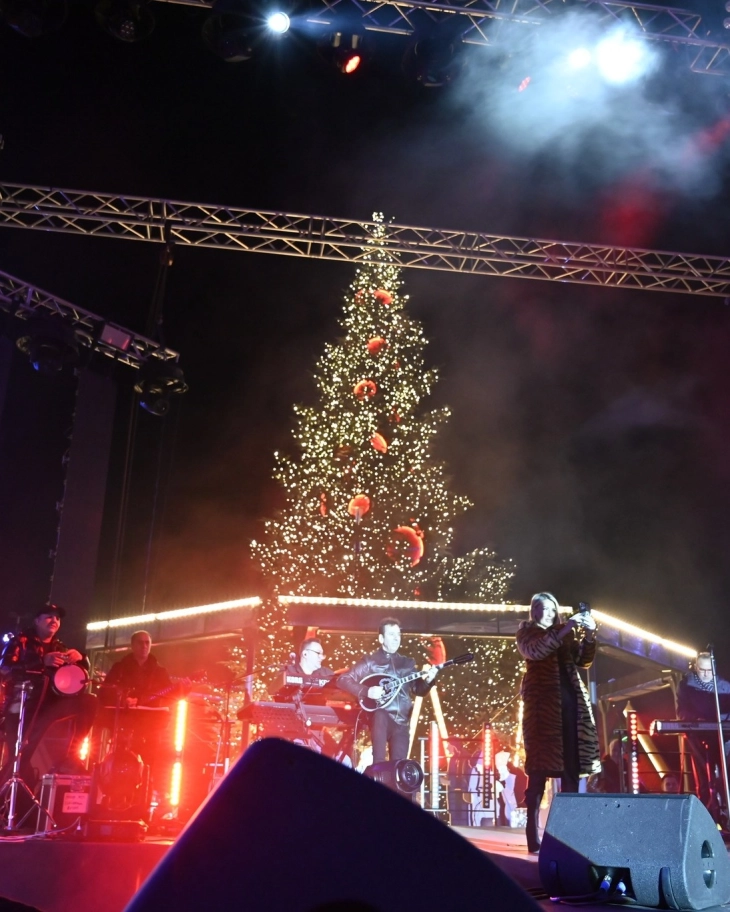 Осветлена новогодишната елка во Солун