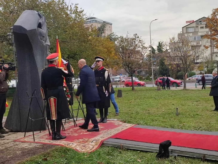 Владина делегација положи цвеќе пред споменикот на св. Климент Охридски во Скопје