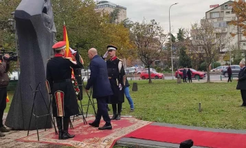 Владина делегација положи цвеќе пред споменикот на св. Климент Охридски во Скопје