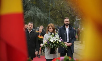 Делегација на СДСМ положи цвеќе пред споменикот на Свети Климент Охридски во Скопје