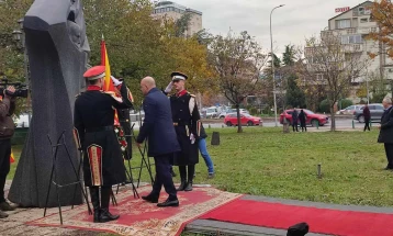 Gov't delegation lays flowers at St. Clement of Ohrid monument