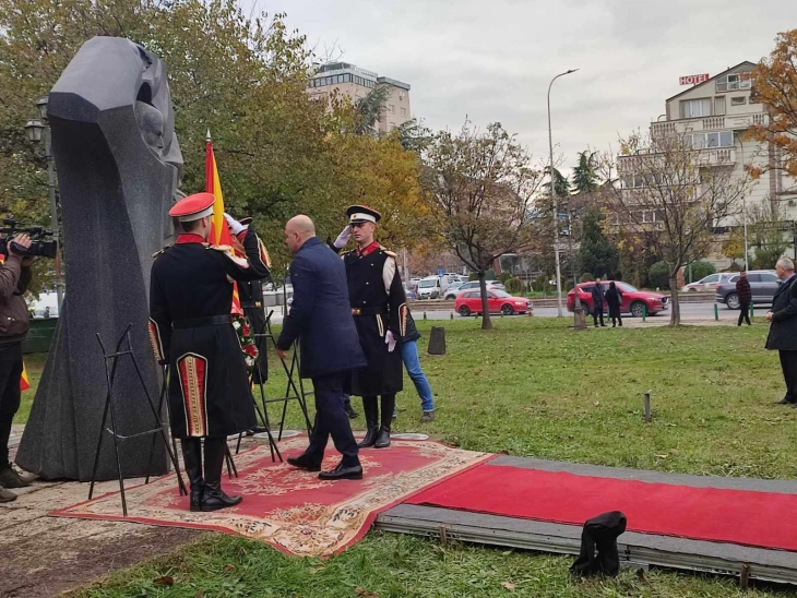 Delegacioni qeveritar vendosi lule para përmendores së Shën Klimentit të Ohrit në Shkup