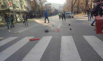 Младите од коалицијата Европски сојуз за промени на мирен протест пред Соравија