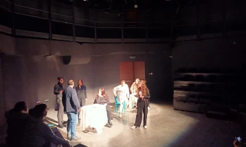 Ромскиот театар „Арена“ од Пула со претставата „Конобари“ го отвори 20.Ромски театарски фестивал во Велес