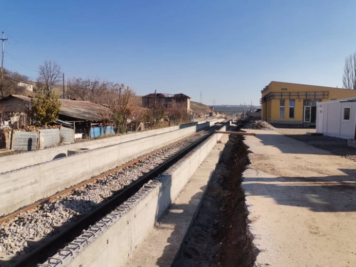 Изградени три станици и шест потстаници на првата делница од пругата кон Бугарија