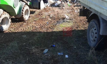 Tërhiqen 50 metra kubë mbeturina të deponuara në mënyrë joligjore rreth akuaduktit të Shkupit