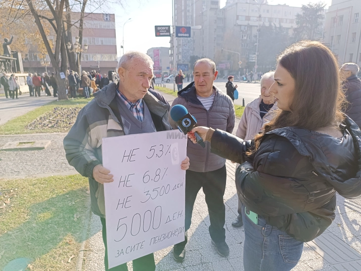 Протест на пензионери пред Собранието