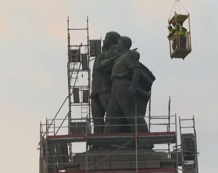 Засилено полициско присуство околу споменикот на советската армија во Софија додека се демонтира