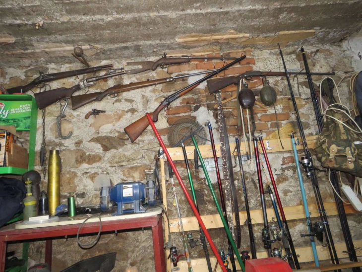 Претреси во Битолско, пронајдено оружје, приведени две лица