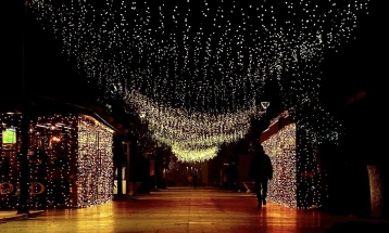 Струмица новогодишно украсена, на плоштадот има елка од 20 метри и светлосно небо