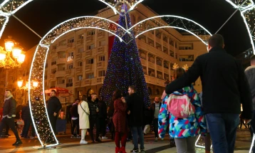 Скопје блеснува во новогодишен сјај, се украсуваат и другите градови низ земјата