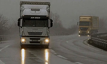 Поради врнежи од снег забрана за тешки товарни возила преку превојот Стража