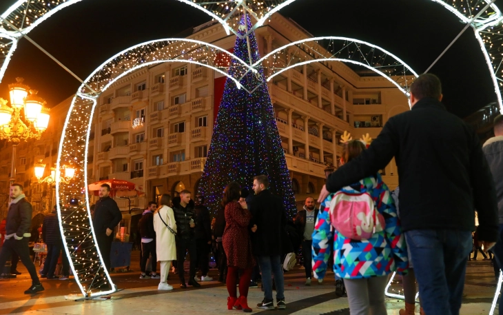 Shkupi shkëlqen para festave të Vitit të Ri, po stolisen edhe qytetet tjera në vend