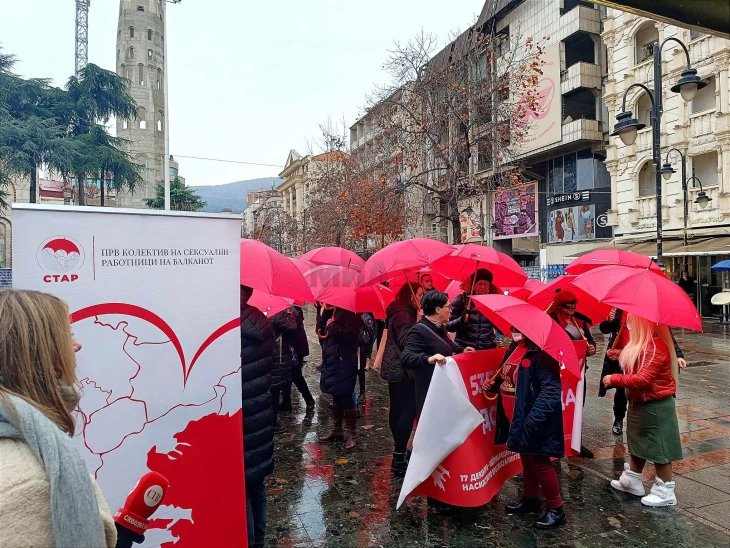 Me marshin tradicional të çadrave të kuqe punonjëset e seksit shënuan fitoren e drejtësisë