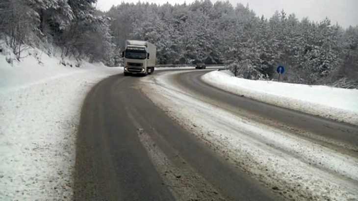 Забрана за движење на товарни возила кон Стража и Маврово, кон Г.П. Деве Баир и превој Ѓавато поради врнежи од снег
