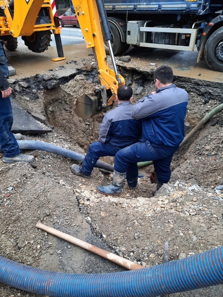 ЦУК: Поради голем дефект на водоводна цевка поплавени објекти, без вода поголем реон во централното подрачје на Скопје