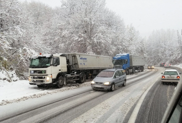 Снегот предизвика проблеми во сообраќајот, забрана за камиони на неколку патни правци